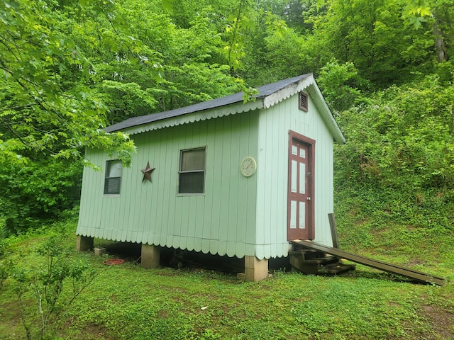 view of shed / structure featuring a yard