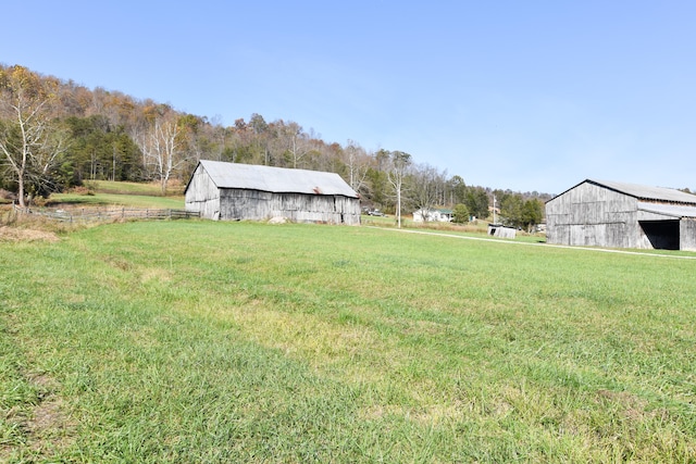 view of yard featuring an outdoor structure