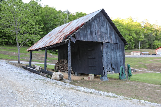 view of outdoor structure featuring a yard