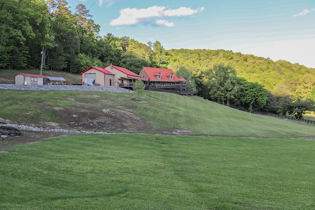 view of yard with an outdoor structure