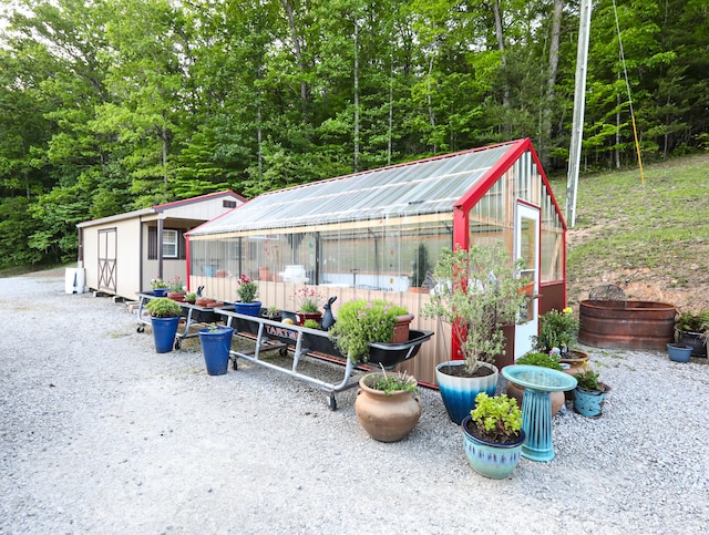 view of yard featuring an outdoor structure