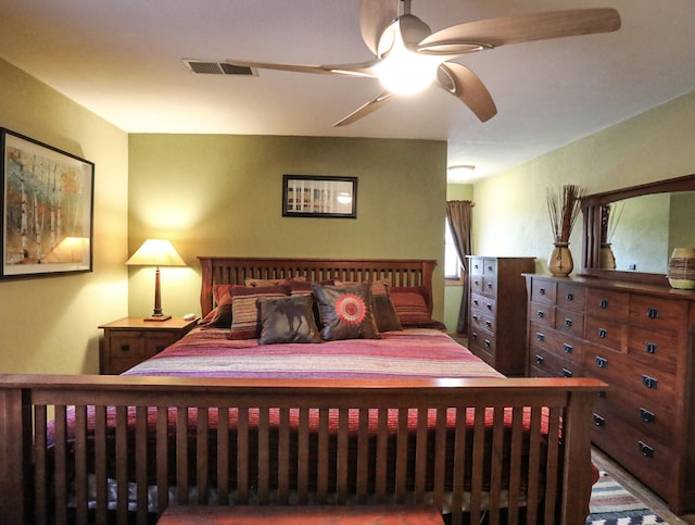 bedroom with ceiling fan