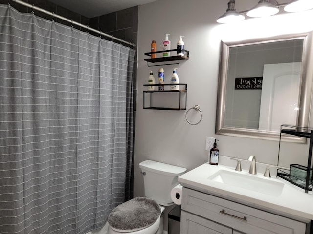 bathroom with a shower with shower curtain, vanity, and toilet