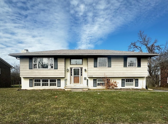 split foyer home featuring a front yard