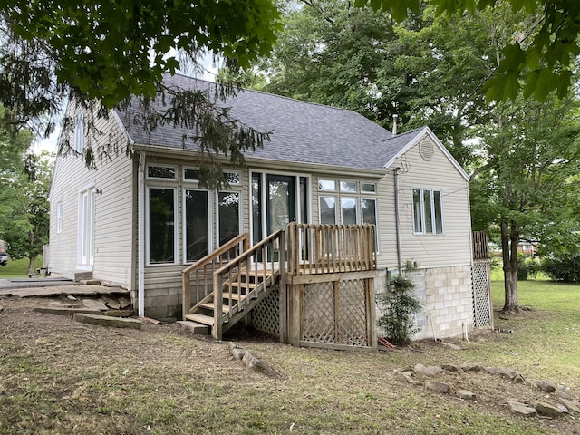 view of front of property featuring a front lawn