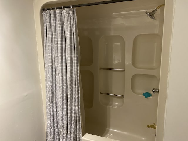 bathroom featuring shower / tub combo with curtain