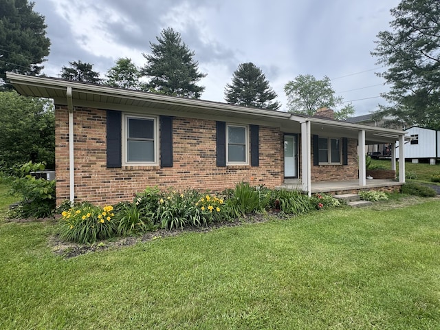 view of front of property featuring covered porch and a front lawn