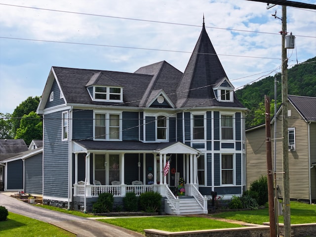 victorian house featuring a front lawn