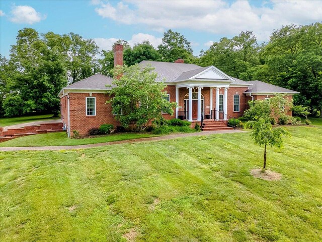 view of front of property featuring a front lawn