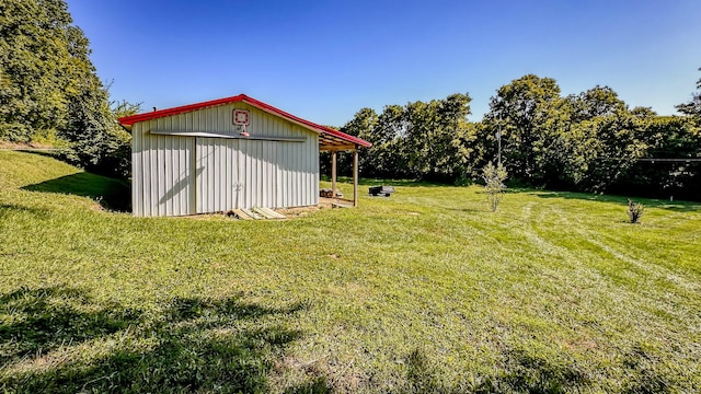 view of yard featuring a garage and an outdoor structure