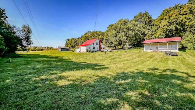 view of yard featuring an outbuilding