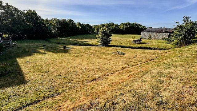 view of yard with a rural view