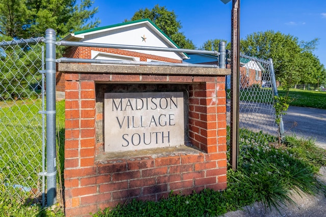 view of community / neighborhood sign