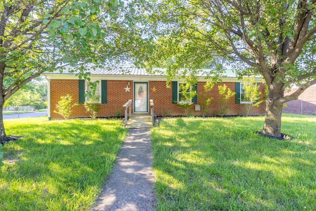 ranch-style home featuring a front lawn