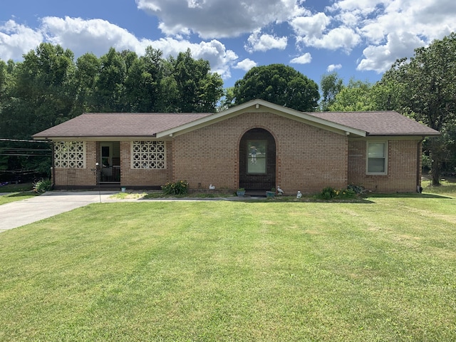 ranch-style house featuring a front lawn