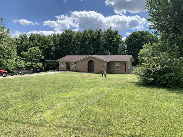 single story home with a front lawn