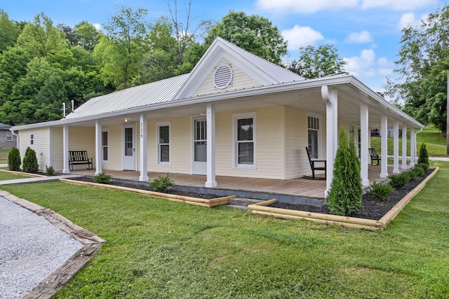 country-style home featuring covered porch and a front lawn