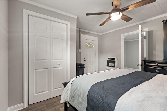 bedroom with dark wood-type flooring, ceiling fan, ornamental molding, and a closet