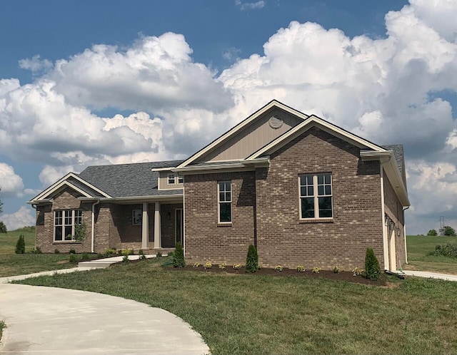 view of front of house featuring a front lawn