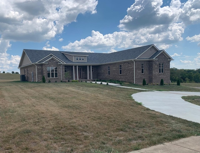 view of front of house featuring a front lawn