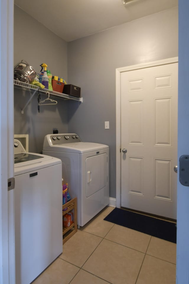 washroom featuring light tile patterned floors and independent washer and dryer