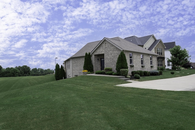 view of front of property featuring a front yard