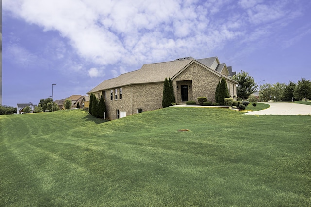 view of front facade with a front yard