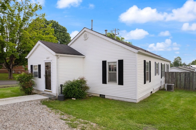 view of front facade featuring central air condition unit, crawl space, fence, and a front yard