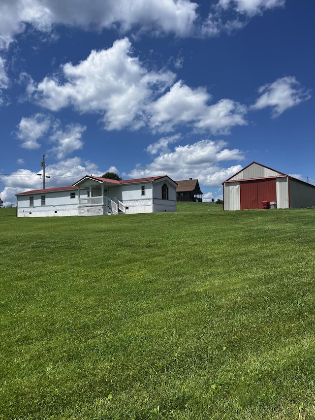 view of yard featuring an outbuilding