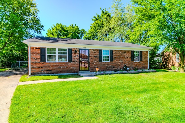 single story home featuring a front lawn