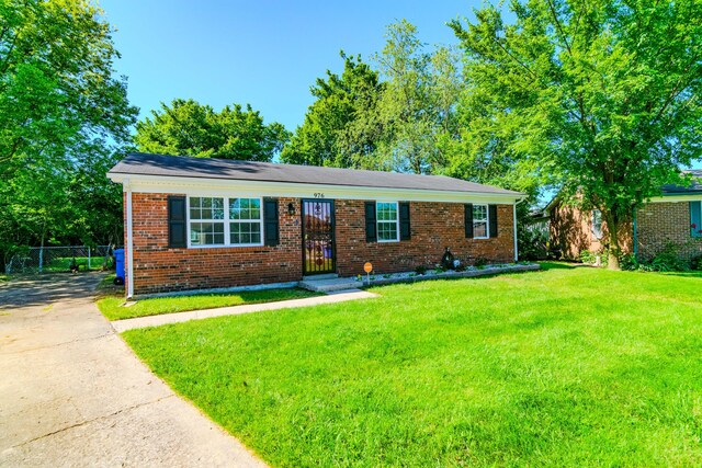 ranch-style home featuring a front lawn