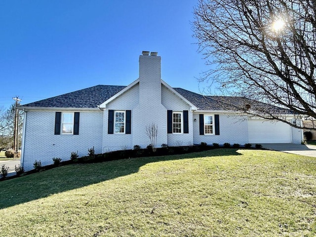 view of front of home with a front lawn