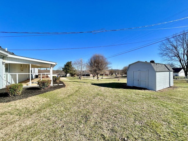 view of yard featuring a storage unit