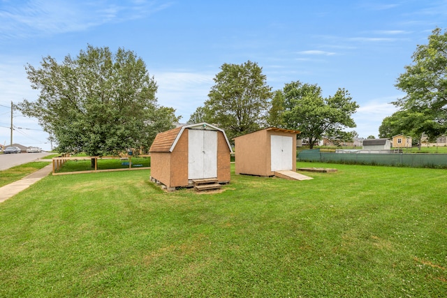 view of yard featuring a shed