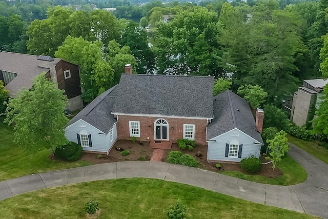 view of front of home featuring a front yard