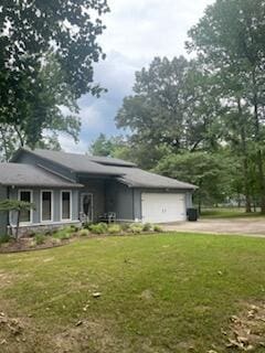 view of front of property featuring a front yard and a garage