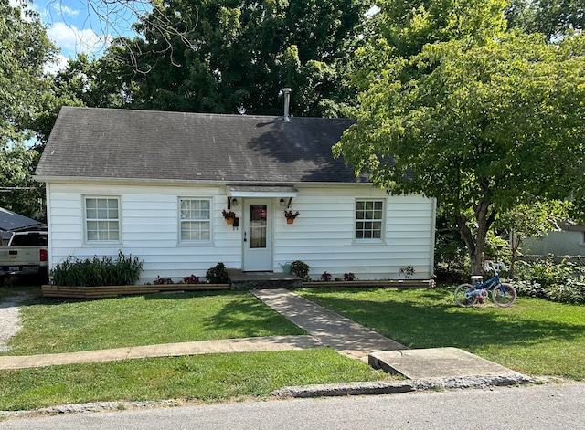 cape cod home featuring a front yard