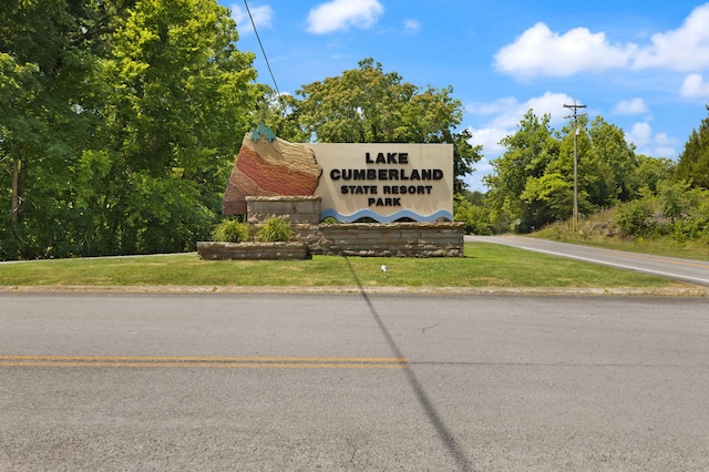 community sign with a yard