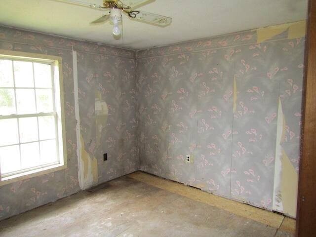 unfurnished room with ceiling fan