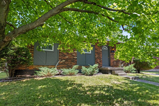 view of front facade featuring a front lawn