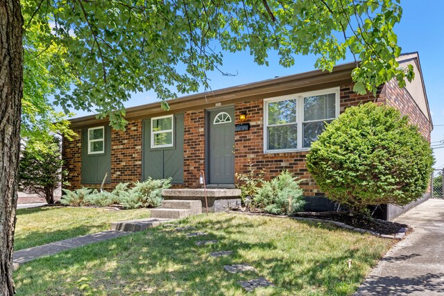 single story home with a front lawn