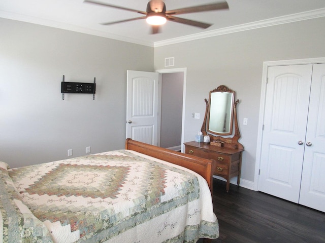 bedroom featuring a ceiling fan, a closet, ornamental molding, visible vents, and wood finished floors