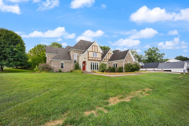 view of front of home featuring a front yard