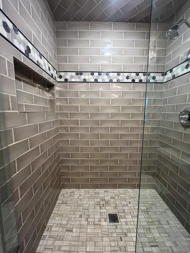 bathroom featuring tiled shower