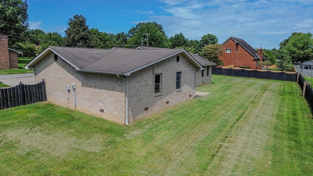 back of house featuring a lawn