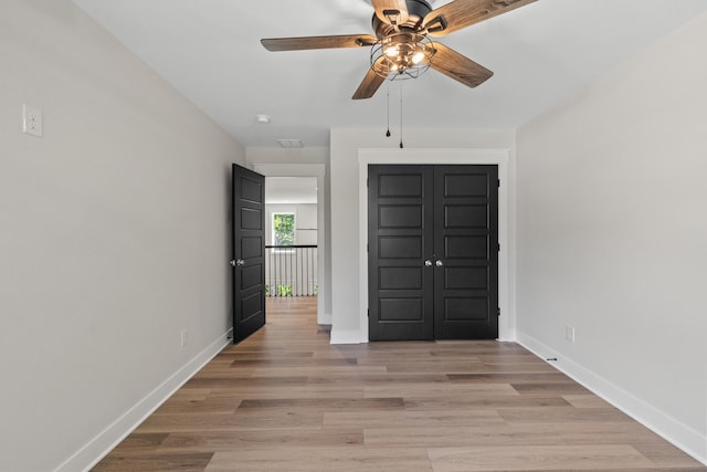 foyer with light hardwood / wood-style flooring and ceiling fan