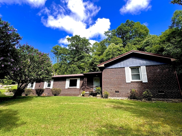 view of front of property featuring a front yard