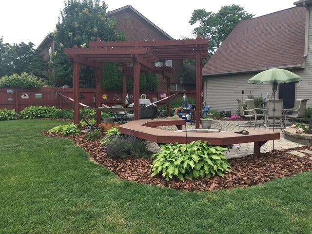 view of yard featuring a pergola and a patio area