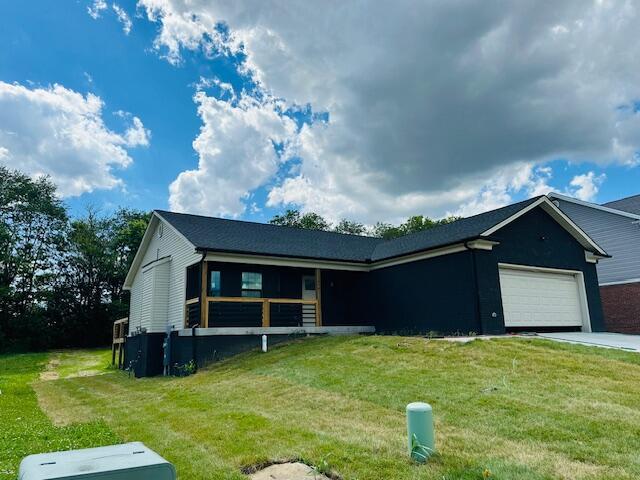 view of front of property featuring a garage and a front yard