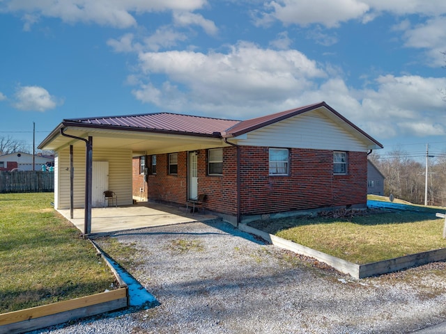 view of front facade featuring a carport and a front lawn